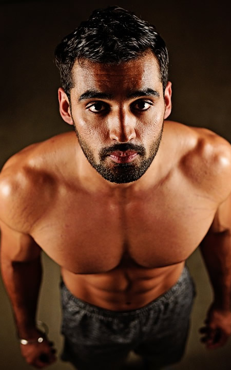 hombre esbelto musculoso