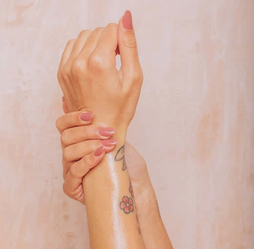 Egyptian Magic crema antiarrugas para rostro, manos y cuerpo manos femeninas frotándose crema egytian magic