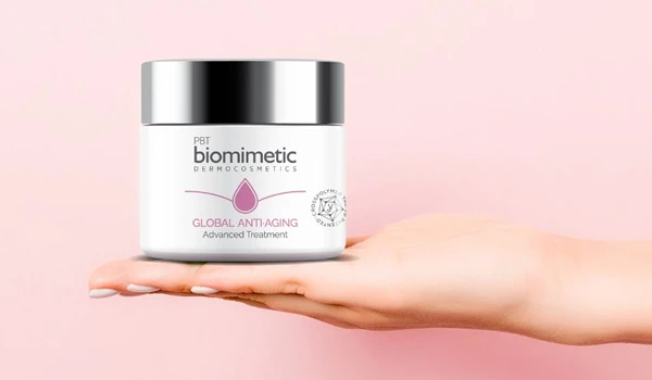 BIOMIMETIC Antiaging mano sosteniendo producto BIOMIMETIC antiaging