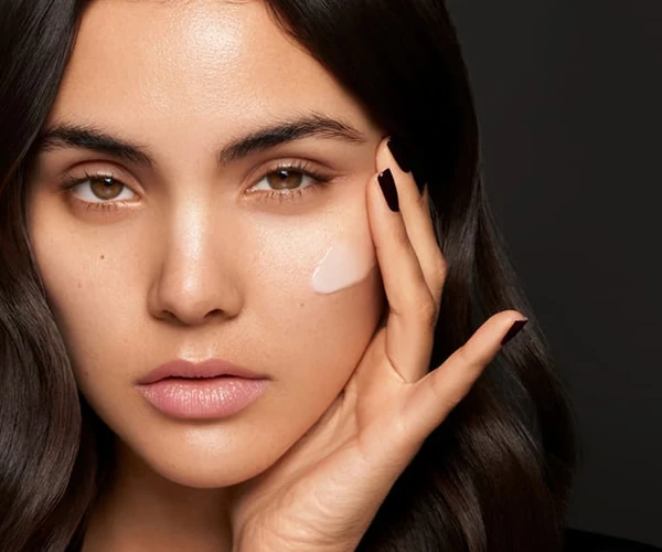 aplicar crema contorno de ojos