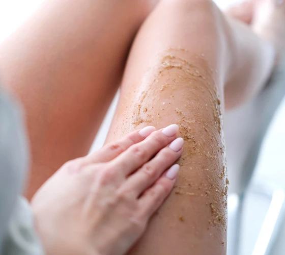 exfoliante corporal piernas