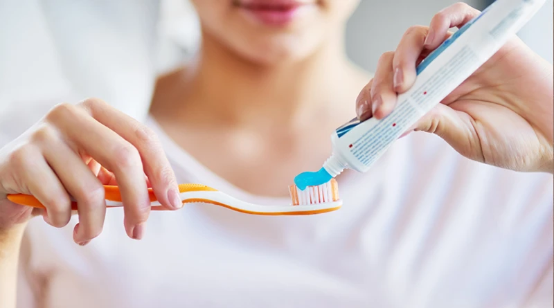 posar pasta de dents al raspall