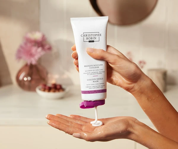 CHRISTOPHE ROBIN aplicando mascarilla de color CHRISTOPHE ROBIN