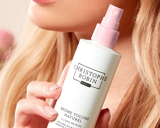CCHRISTOPHE ROBIN - PARIS mujer mostrando un producto de CHRISTOPHE ROBIN para dar volumen al cabello