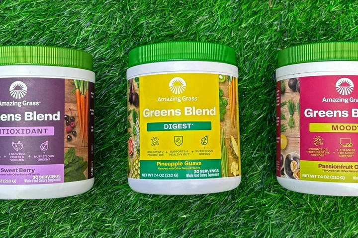 3 envases de GREEN SUPERFOOD colocados sobre el césped