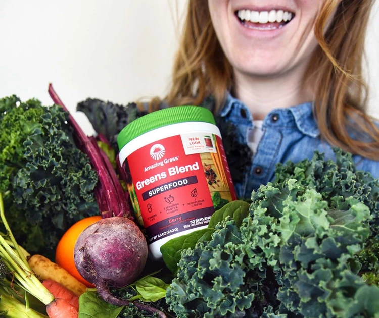 Mujer sonriente con su cesta de compra vegetal y un producto de GREEN SUPERFOOD