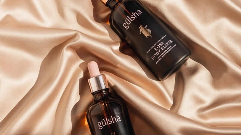 Productos Gulsha para el cuidado de la piel sobre una suave sábana de satén, destacando su elegancia y sofisticación