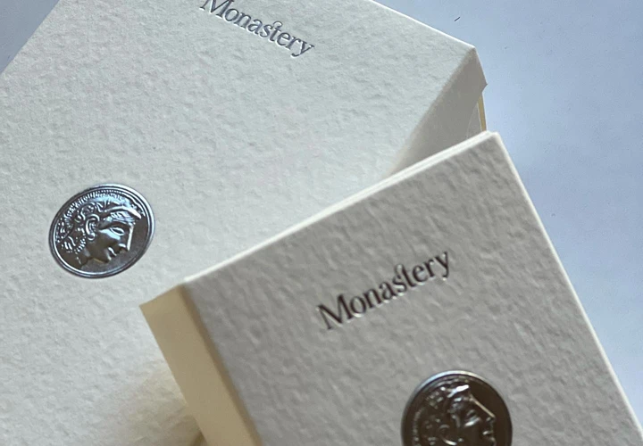 Dos cajas de productos de belleza Monastery representando lujo y sofisticación