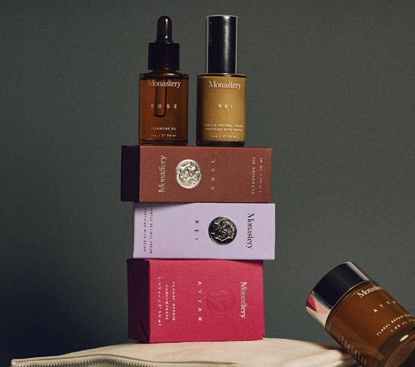 Una pila de productos de belleza de la marca Monastery