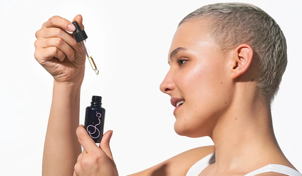 Mujer usando OIO LAB para cuidar la piel de su rostro