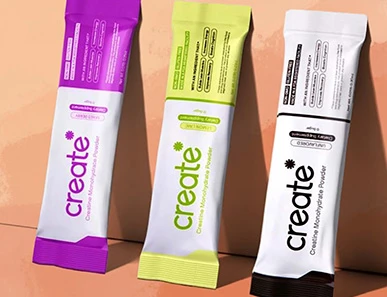 Mujer activa y profesional utilizando creatina en su día a día