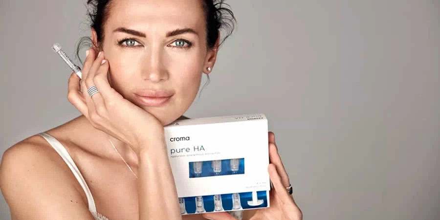 Mujer sosteniendo una caja de croma pure ha, simbolizando el cuidado personal y la belleza natural.