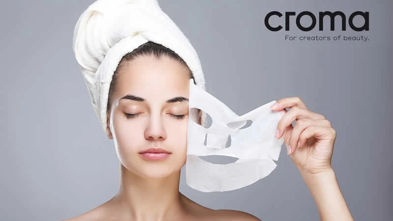 Una mujer sostiene hyaluronic acid face mask, destacando la innovación en productos de belleza y salud