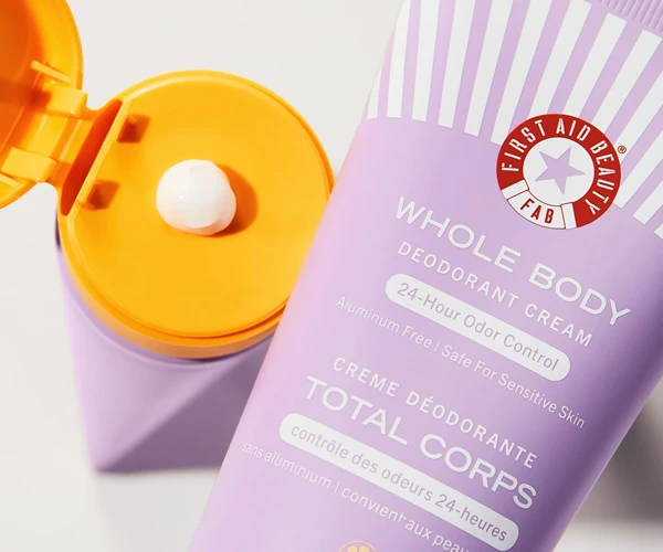 tubo FIRST AID BEAUTY desodorante en crema para el cuidado de la piel