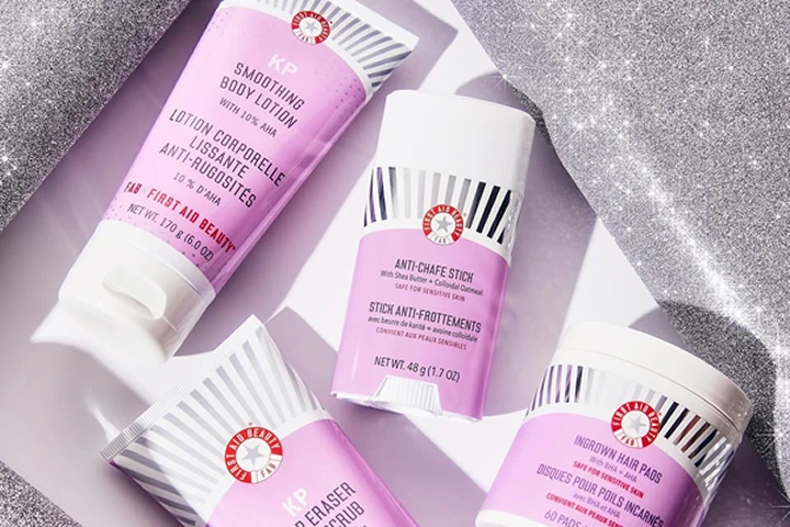 varios productos de FIRST AID BEAUTY 