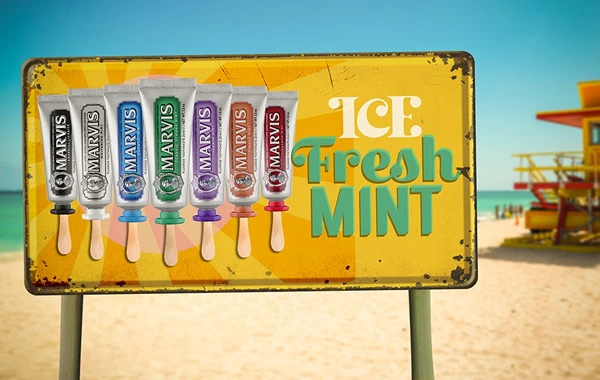 Creativa composicion de dentíficos MARVIS en un cartel playero simulando una heladería refrescante